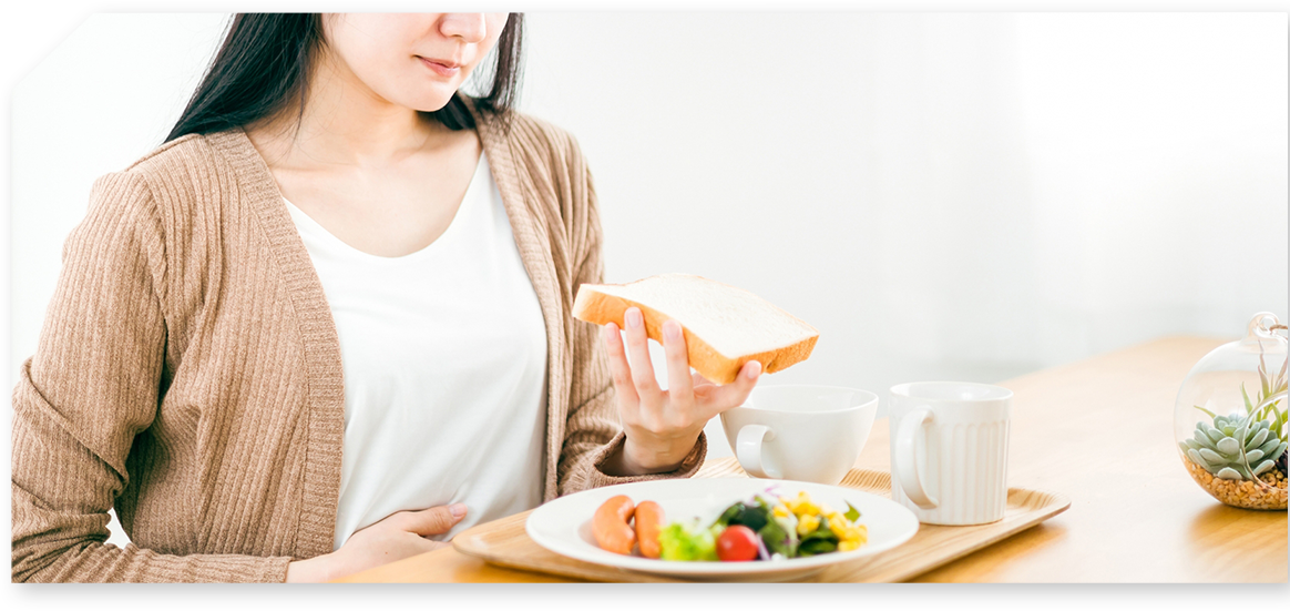 食事をしている女性